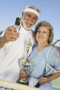 网球选手举着奖杯合影