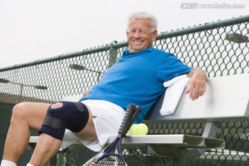 网球场上的老年人
