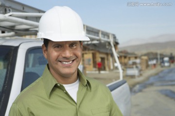一个微笑的建筑工人