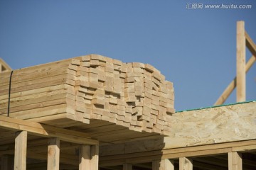 木板堆放在房屋建设