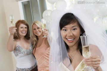 新娘手捧香槟祝酒