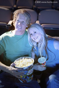 年轻夫妇在影院看电影