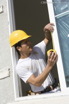 建筑工人测量窗框