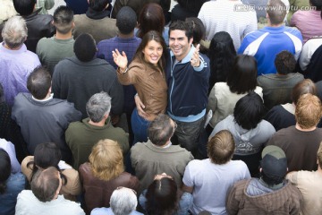 年轻夫妇在人群中拥抱