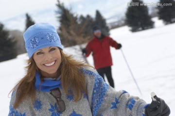 滑雪的微笑女人