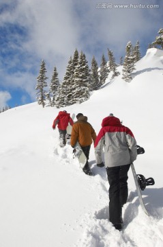 三个青年徒步雪山