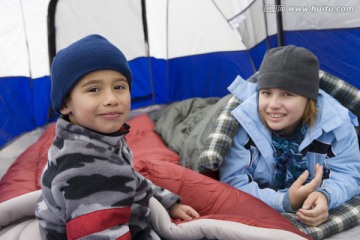 两个孩子在帐篷里