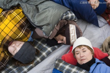 睡在帐篷里的人