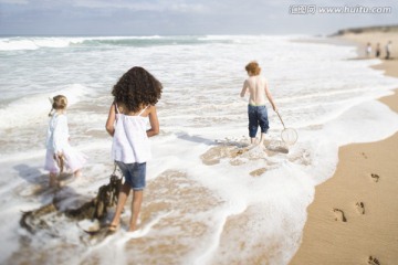 沙滩上玩耍的儿童