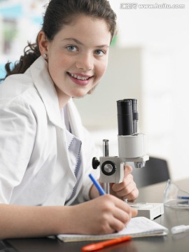 少女在教室里看显微镜