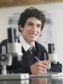 高中学生使用显微镜