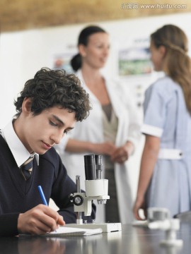 高中学生使用显微镜