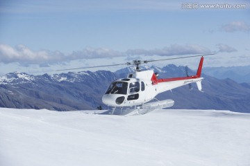 直升机降落在雪山顶部
