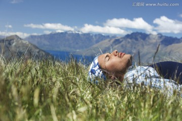 躺在草地上休息