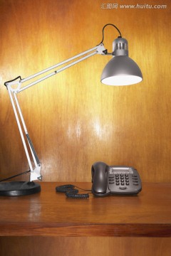 创意桌子上的灯和电话