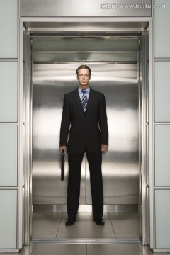 电梯里的商务人士