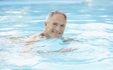 中年男子游泳