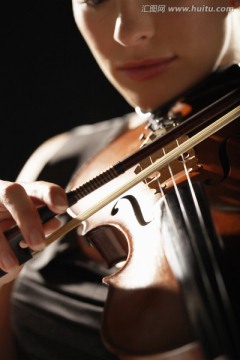 女子拉小提琴