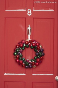 挂在门上的圣诞花环