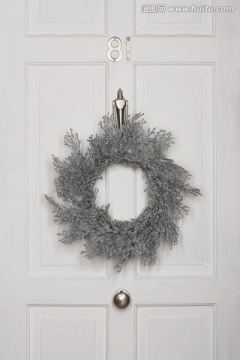 白色的门上挂着圣诞花