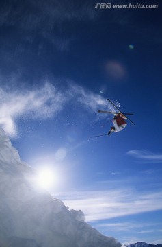 滑雪者表演翻转山