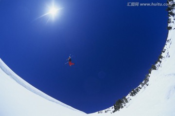 滑雪者表演翻转山