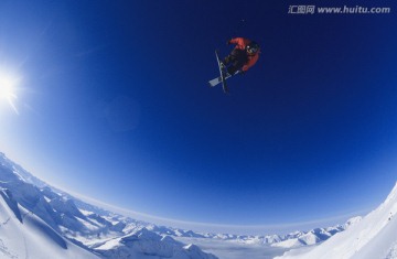 滑雪跳跃在蓝色的天空