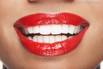 女人的牙齿和红唇