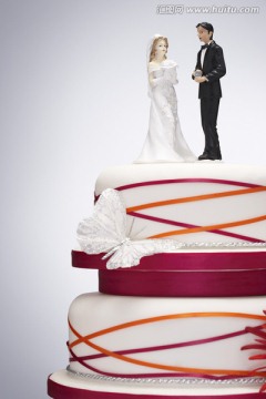 婚礼蛋糕与新娘和新郎
