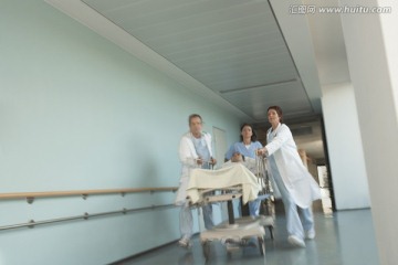 医生在医院走廊疾走