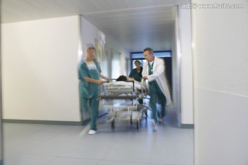 医生走廊上奔跑