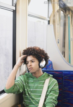 坐在火车上听耳机 