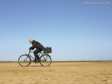 商人骑自行车在沙漠中