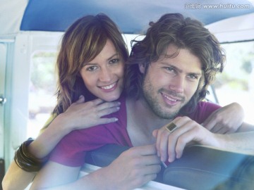 车上坐着的年轻夫妇