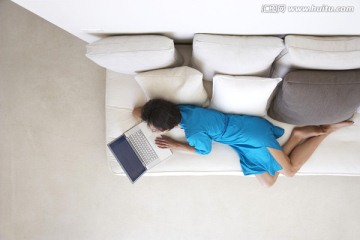 沙发上玩电脑的女人
