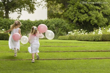两位小姑娘在花园奔跑