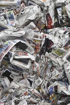 一堆揉皱的旧报纸