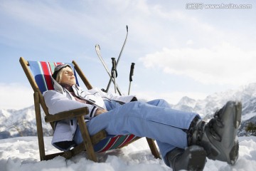 女性滑雪者在椅子上休息
