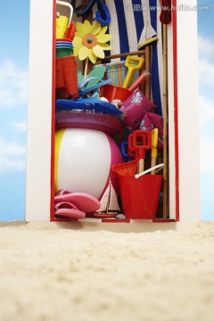 沙滩玩具的海滨储藏室