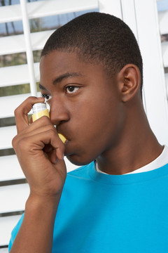 年轻人使用哮喘吸入剂