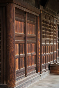 在阿智神社木墙和门