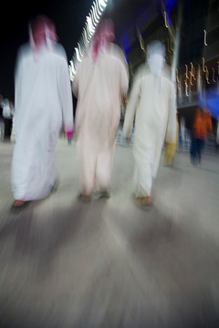 迪拜的阿联酋小群穿着
