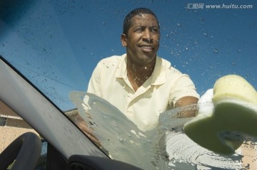 男子洗车