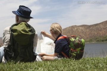 爷爷和孙子坐在湖边 