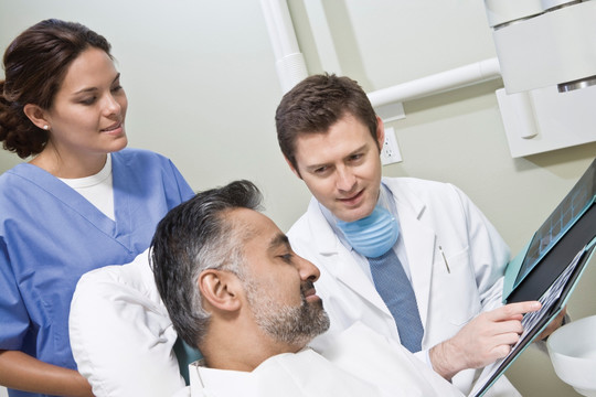 牙医和病人看X射线