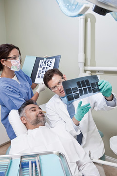牙医和病人看X射线