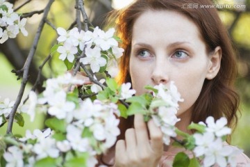 闻着花香的女孩