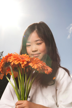 闻着花香的女孩