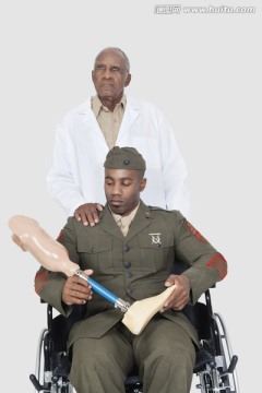 医生和轮椅上的男士兵