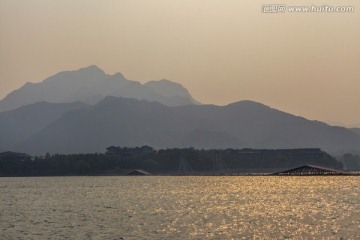 傍晚湖光山色